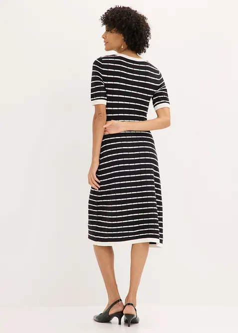 Stickad kl&auml;nning i viskos med knappar, bonprix