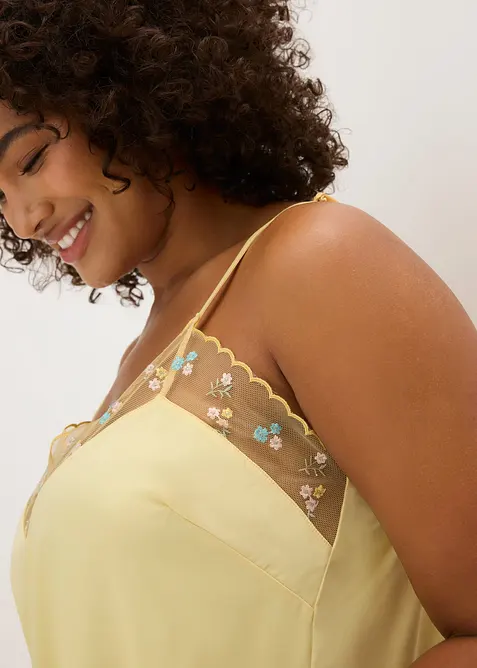 Neglig&eacute; i satin med skirt broderi, bonprix