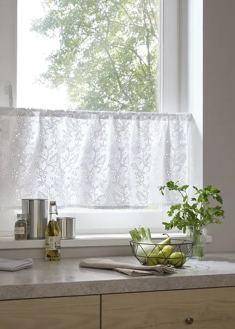 Caf&eacute;gardin i ekologisk bomull med h&aring;lbroderi, bonprix