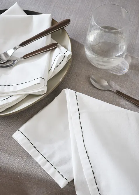 Servetter av ekologisk bomull med broderi (4-pack), bonprix