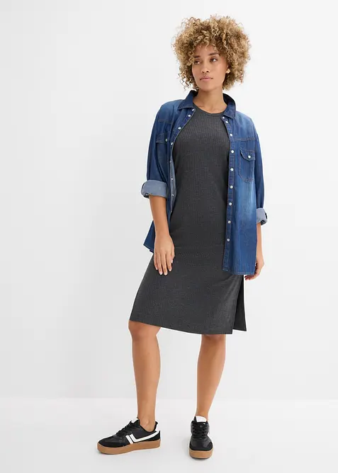 Ribbad kl&auml;nning av viskosmix med sidslitsar, bonprix