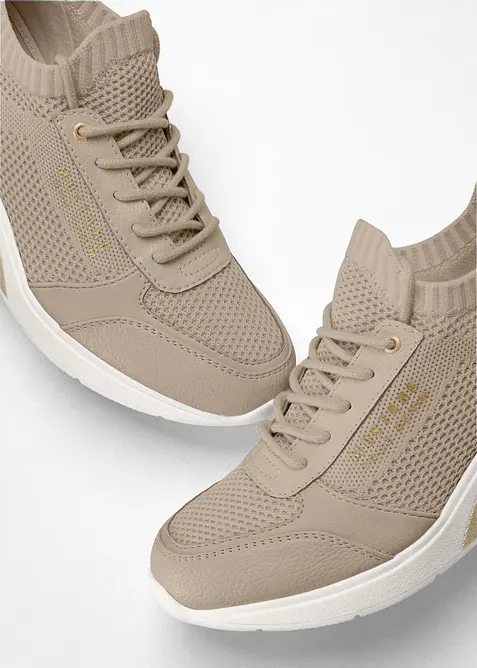 Sneakers med kilklack, fr&aring;n Mustang, Mustang