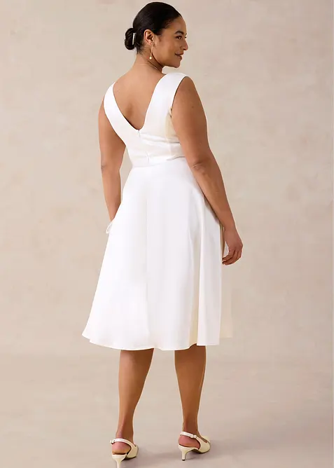 Fodralkl&auml;nning av glansig satin, bonprix