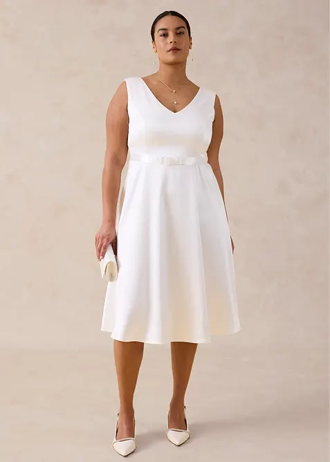 Fodralkl&auml;nning av glansig satin, bonprix