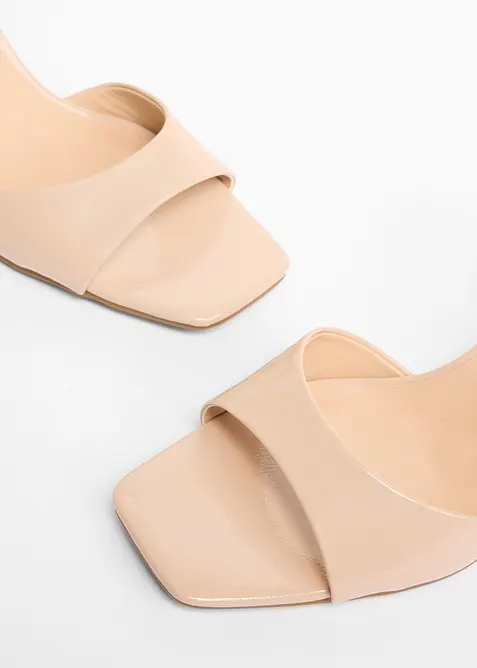 Sandalett med lacklook, bonprix