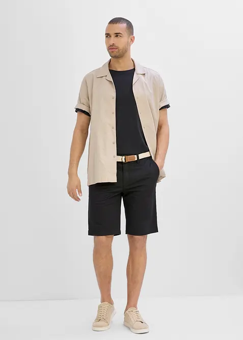 Stretchiga shorts med sk&auml;rp, normal passform, bonprix