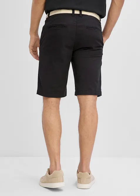 Stretchiga shorts med sk&auml;rp, normal passform, bonprix