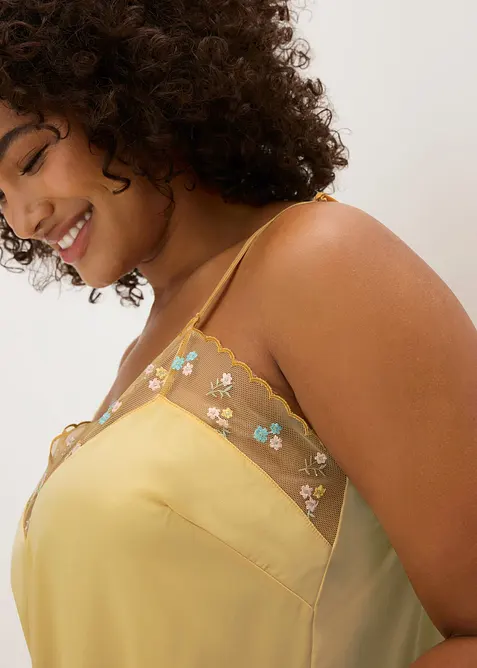 Neglig&eacute; i satin med skirt broderi, bonprix