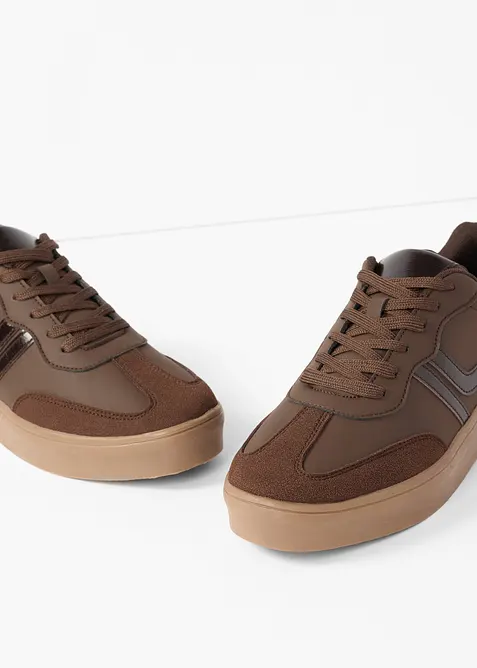 Sneakers med plat&aring;sula och retrolook, bonprix
