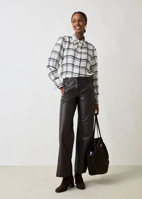 Blus i glansigt material av kupro och siden, bonprix