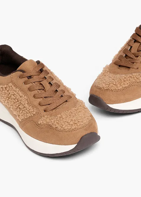 Chunky sneakers med detaljer i p&auml;lsimitation, bonprix