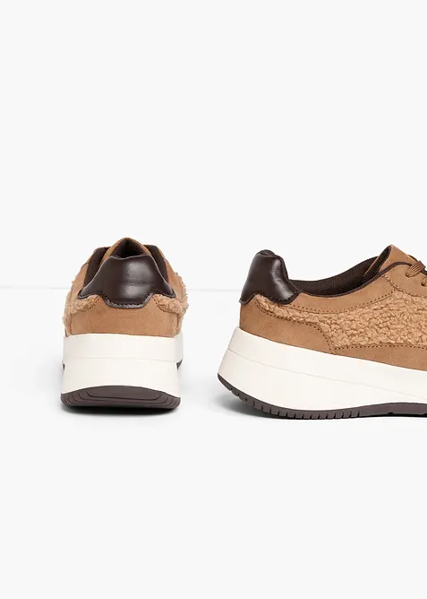 Chunky sneakers med detaljer i p&auml;lsimitation, bonprix