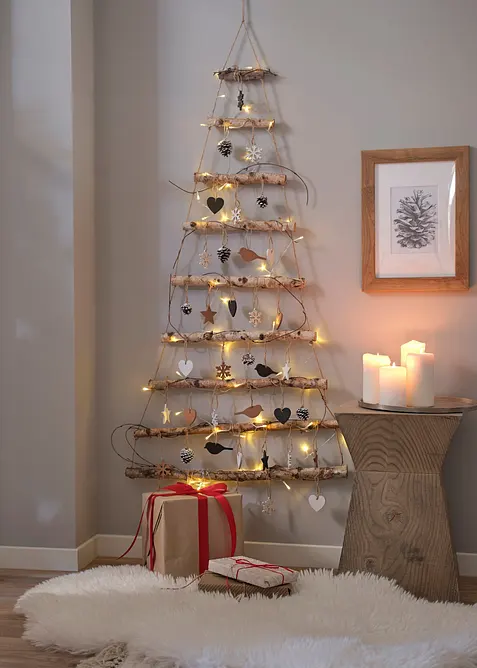 V&auml;ggprydnad i form av en julgran med LED-belysning, bonprix