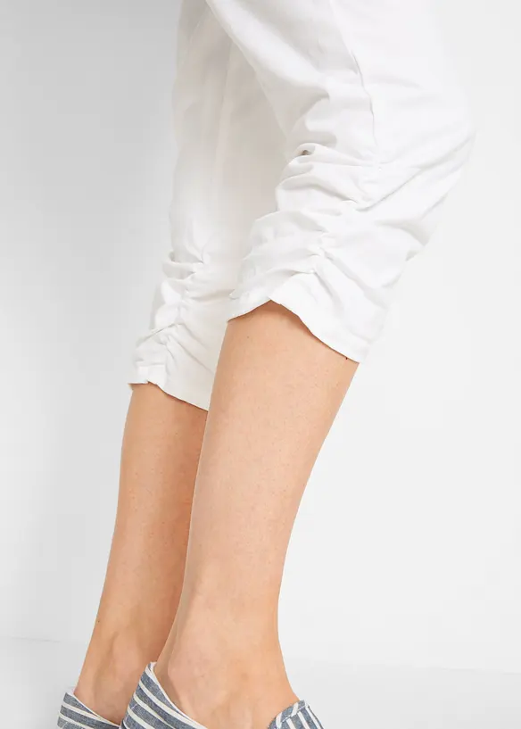 Capribyxa i bomull med bekv&auml;m midja och rynkade benslut, bonprix