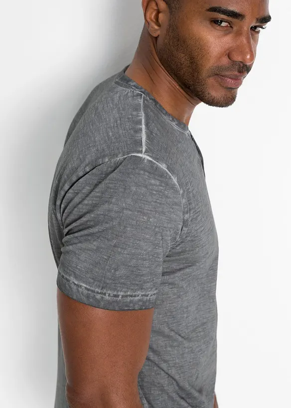 T-shirt i bomull med farfarskrage och tvättad look, bonprix