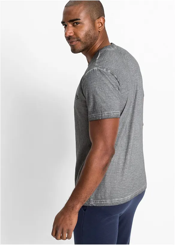 T-shirt i bomull med farfarskrage och tvättad look, bonprix