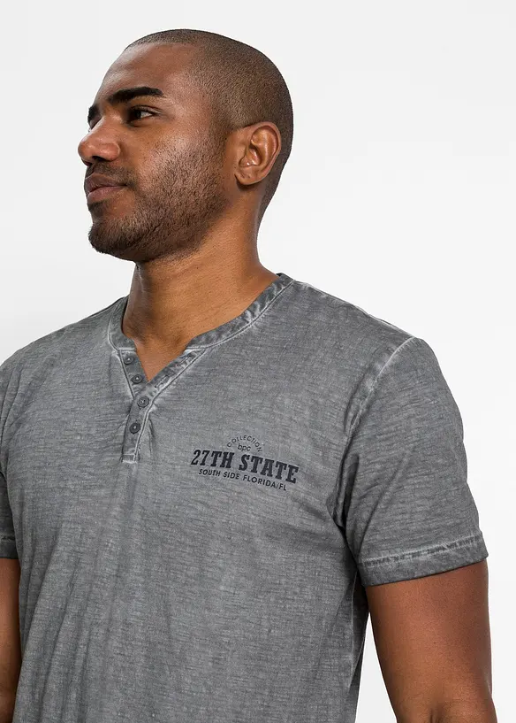 T-shirt i bomull med farfarskrage och tvättad look, bonprix