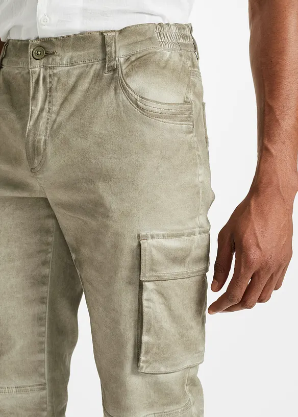 Stretchiga bermudas i cargomodell med bekvämt snitt, normal passform, bonprix