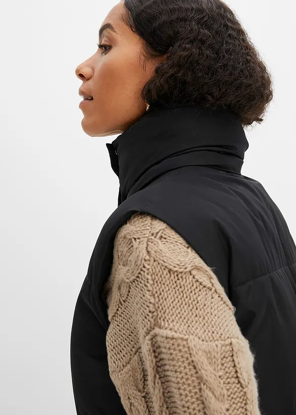 Vadderad täckväst med avtagbar huva i återvunnen polyester, bonprix