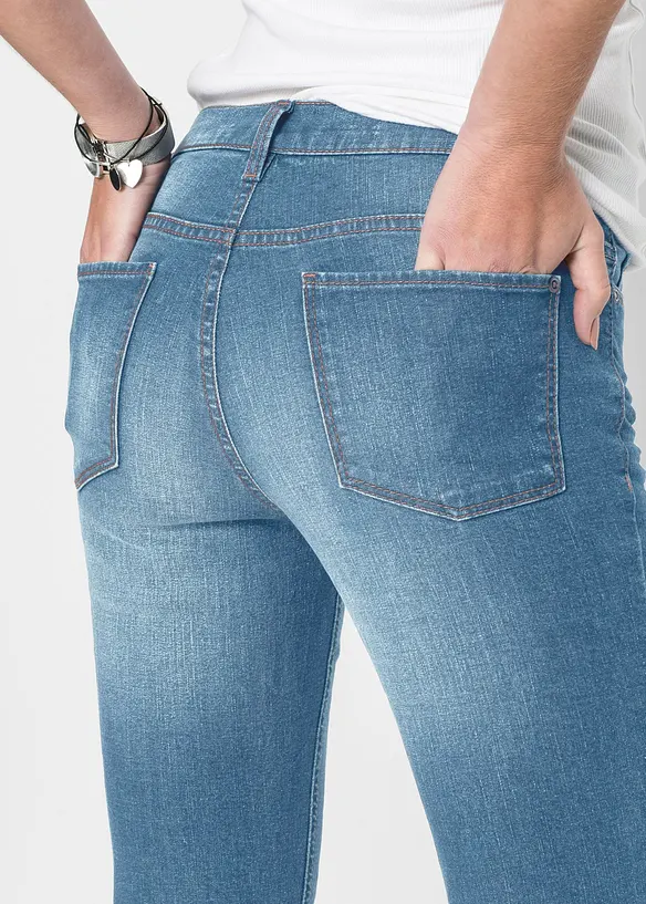 Korta tajta stuprörsjeans med medelhög midja, bonprix
