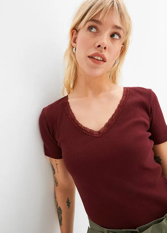 Ribbstickad topp med spets, bonprix