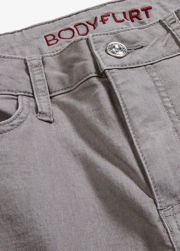 Extra stretchiga jeans gjorda i ett tunt material, bonprix