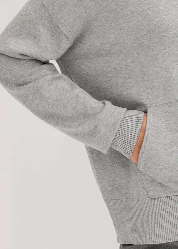 Stickad hoodie med känguruficka i viskosmix, bonprix