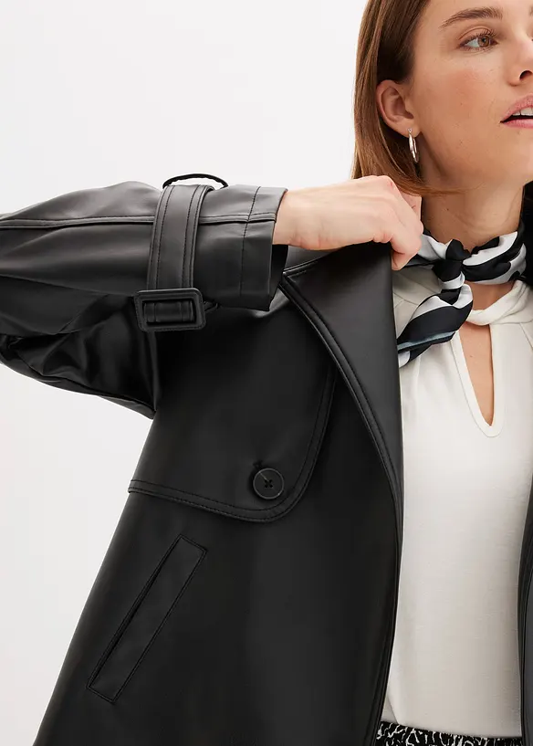Kort trenchcoat i skinnimitation, bonprix