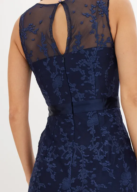 Spetskl&auml;nning med broderi, bonprix