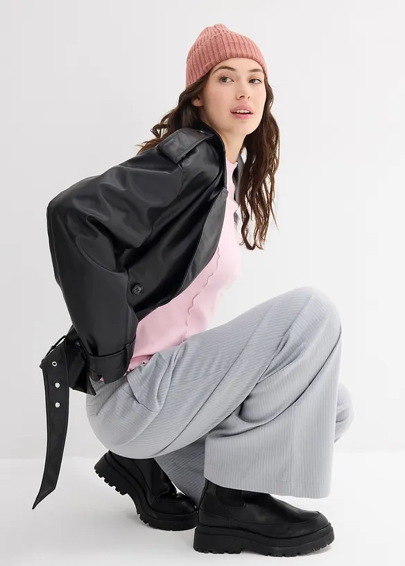 Kort trenchcoat i skinnimitation, bonprix