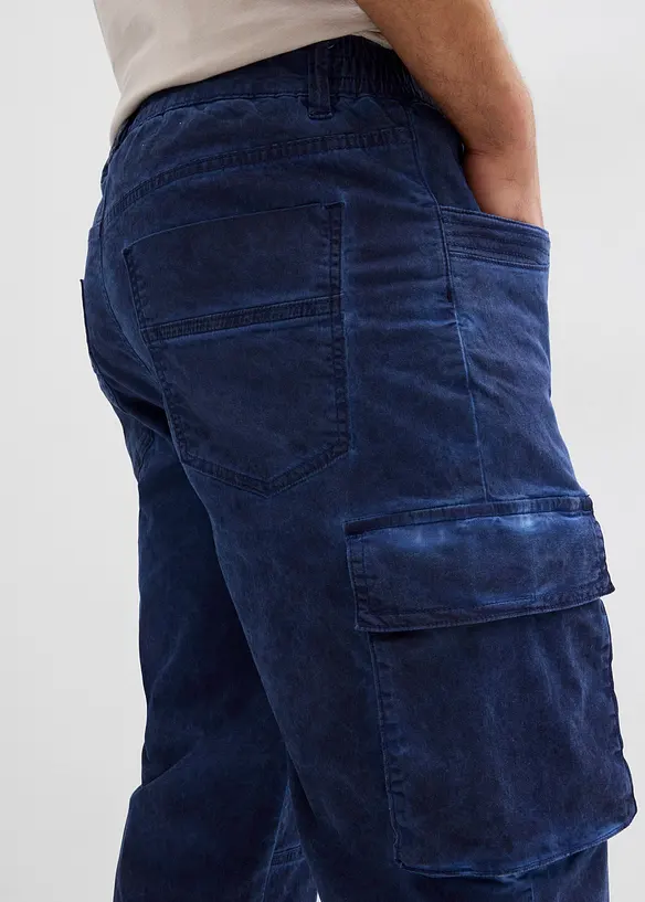 Stretchiga shorts i cargomodell med bekv&auml;mt snitt, normal passform, bonprix