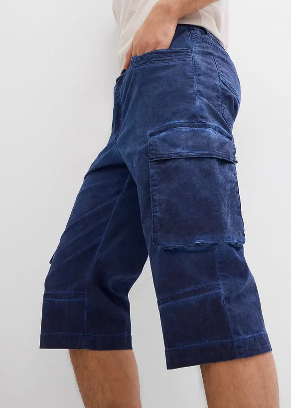 Stretchiga shorts i cargomodell med bekv&auml;mt snitt, normal passform, bonprix