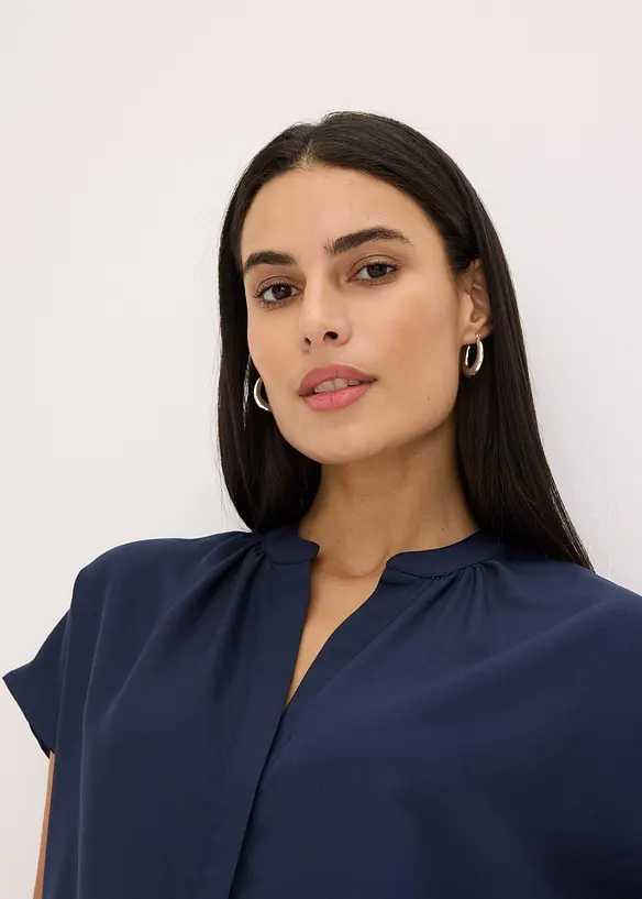 Kortärmad blus med dold knappslå, bonprix