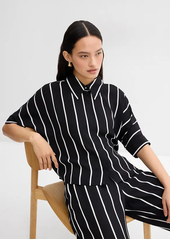Kortärmad blus i kräppat material med struktur, bonprix