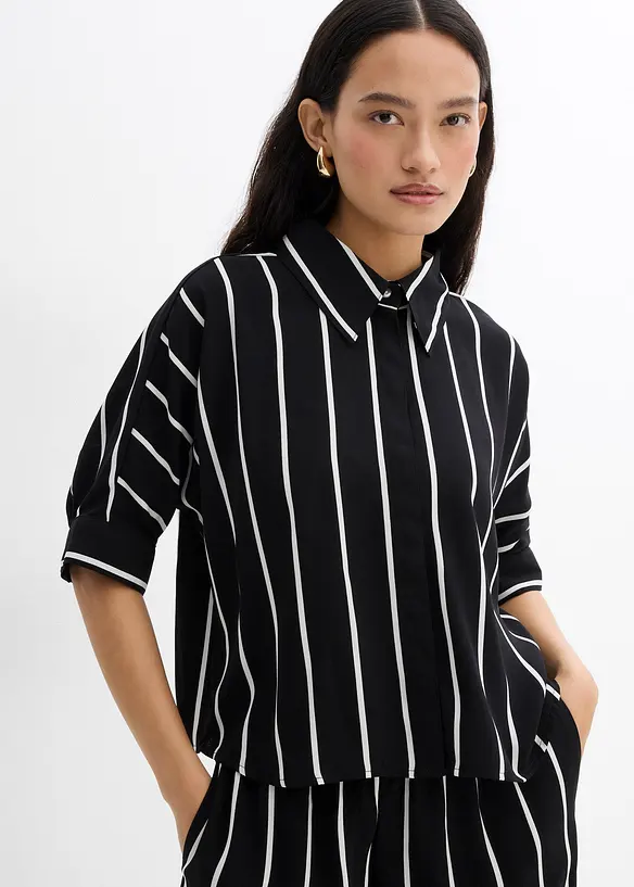 Kortärmad blus i kräppat material med struktur, bonprix