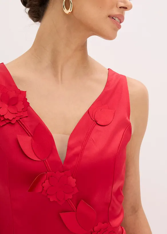 Mellanlång klänning i glansig satin med blomapplikation, bonprix