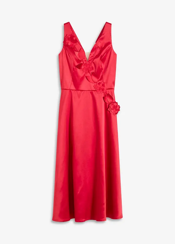 Mellanlång klänning i glansig satin med blomapplikation, bonprix