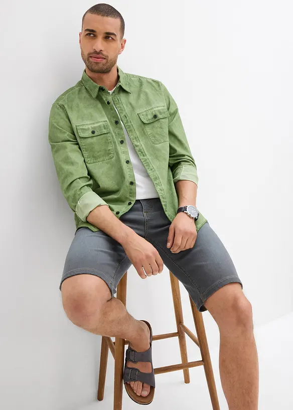 Stretchiga jeansshorts med bekv&auml;mt snitt, Regular Fit, bonprix