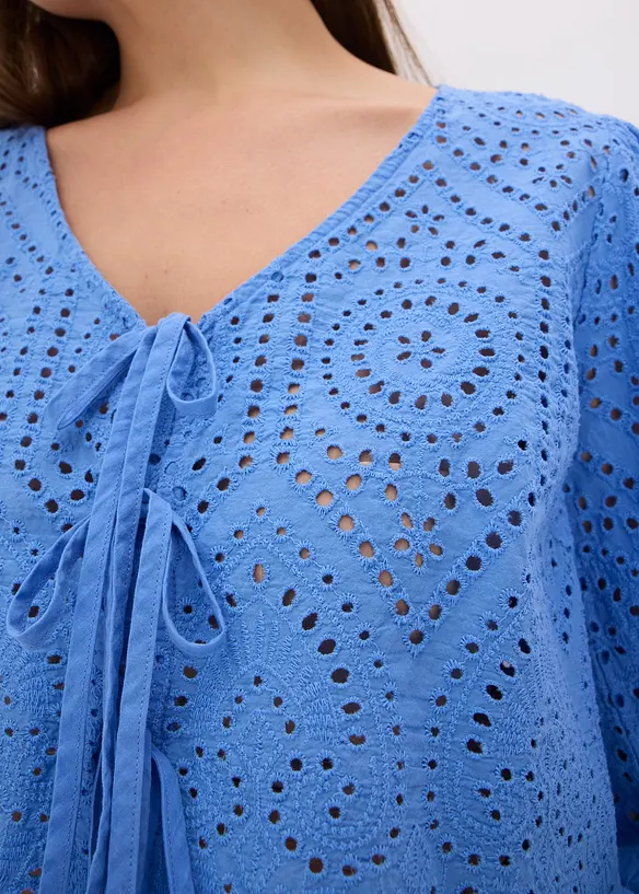 Blus med hålbroderi och puffärmar, bonprix