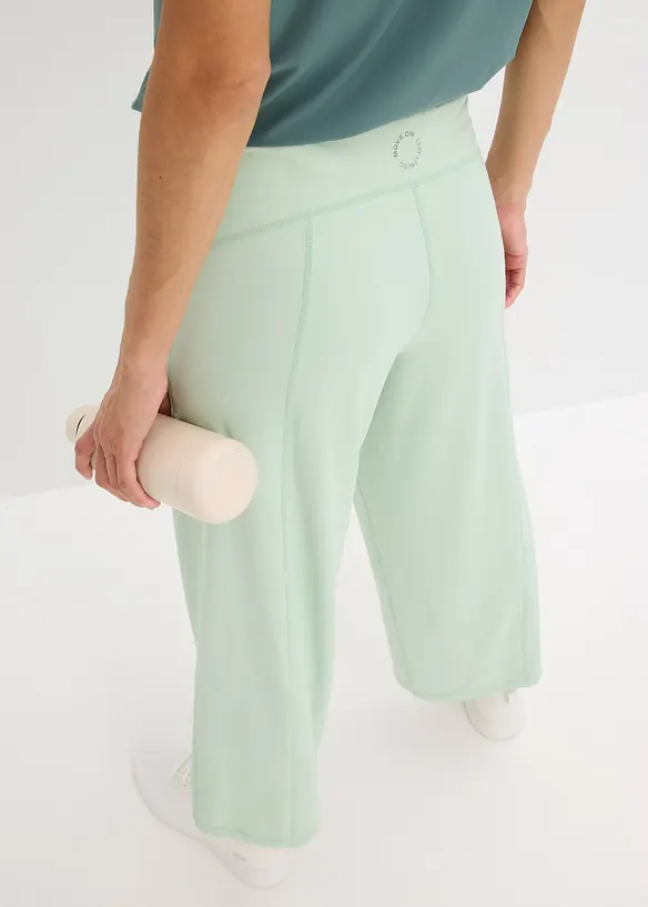 Bekväm sportbyxa i caprimodell med vida ben, bonprix