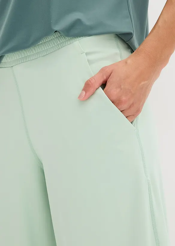 Bekväm sportbyxa i caprimodell med vida ben, bonprix