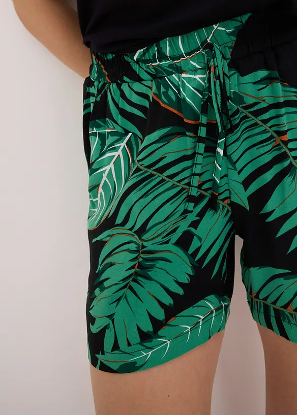 Mönstrade shorts i följsam viskos, bonprix