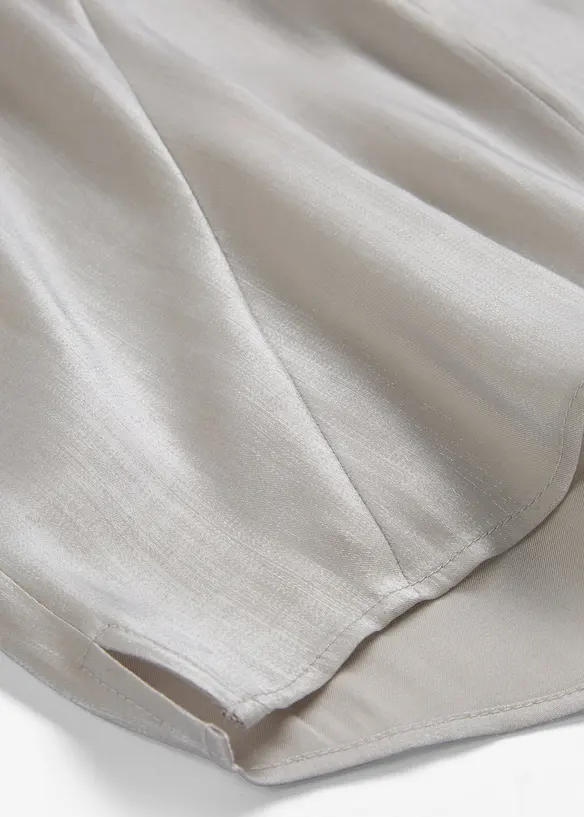 Kortärmad blus i glansig satin, bonprix