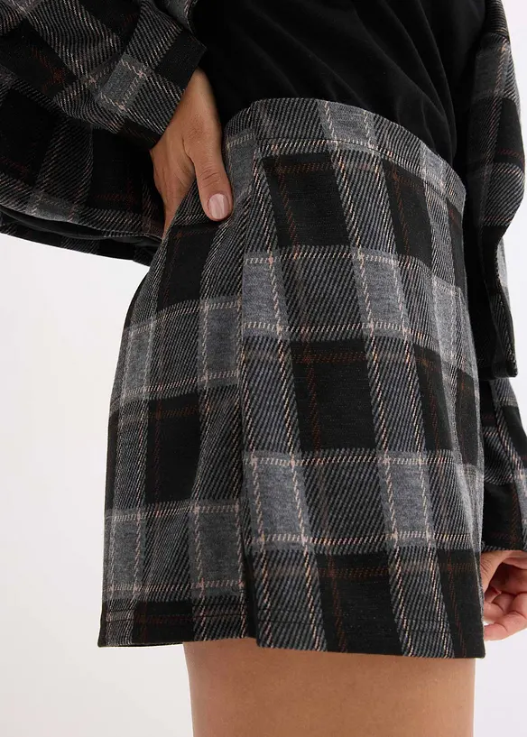 Korta kjolshorts med dekorknapp, bonprix