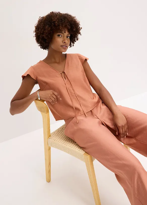 Blus med volangärmar i  glansigt material, bonprix