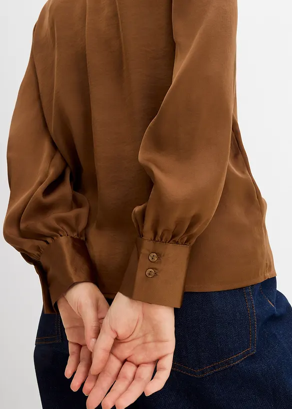 Blus i följsam satin, bonprix