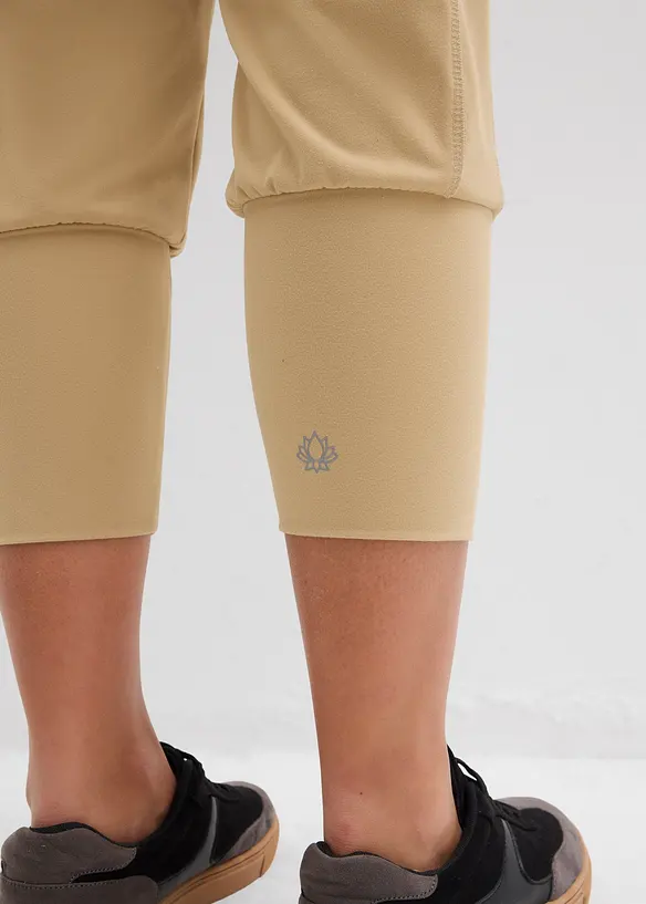 Extra mjuk haremsbyxa i caprimodell, bonprix