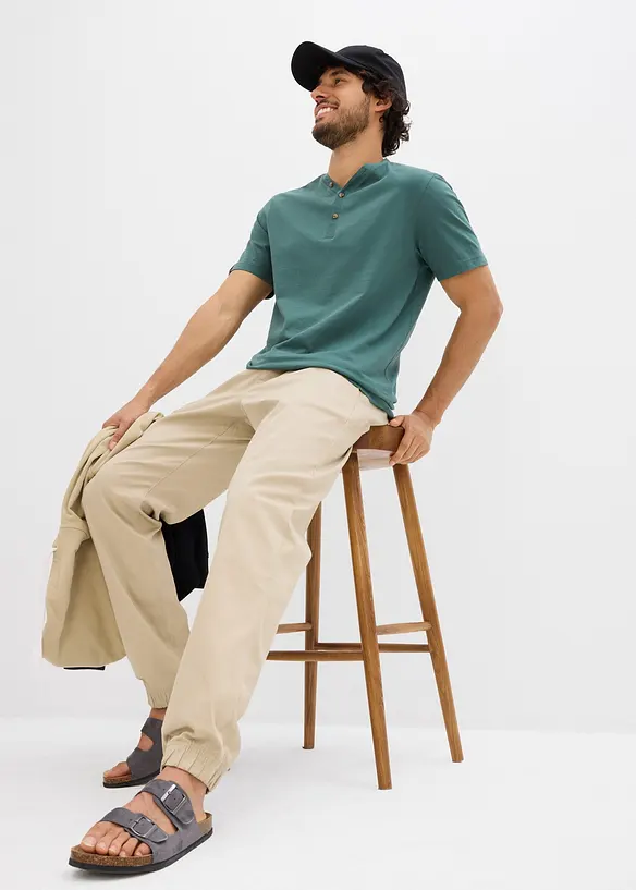 Stretchiga dra på-chinos, avslappnad passform, raka ben, bonprix
