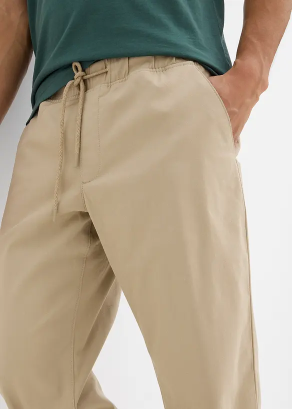 Stretchiga dra på-chinos, avslappnad passform, raka ben, bonprix