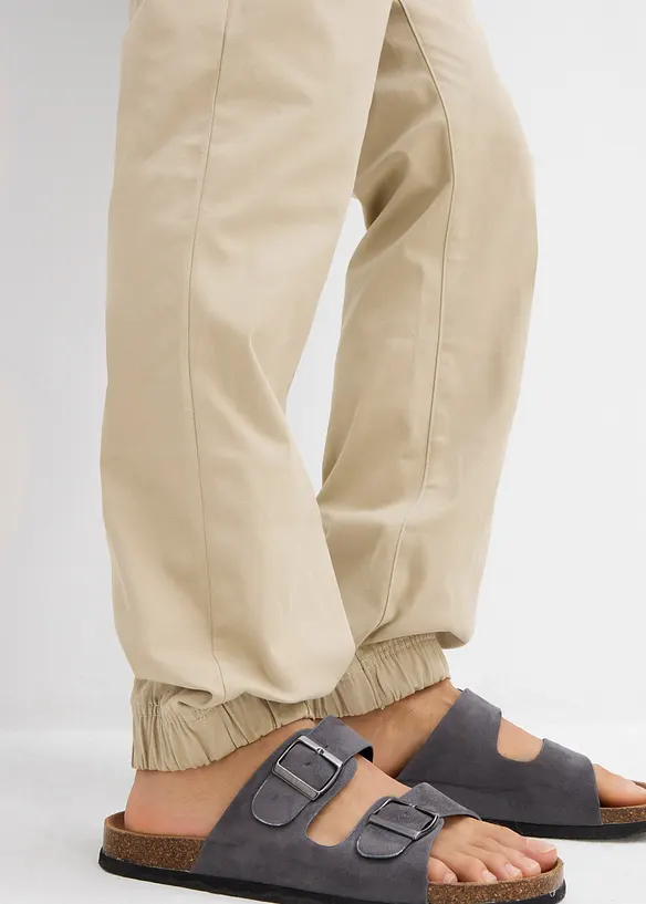 Stretchiga dra på-chinos, avslappnad passform, raka ben, bonprix